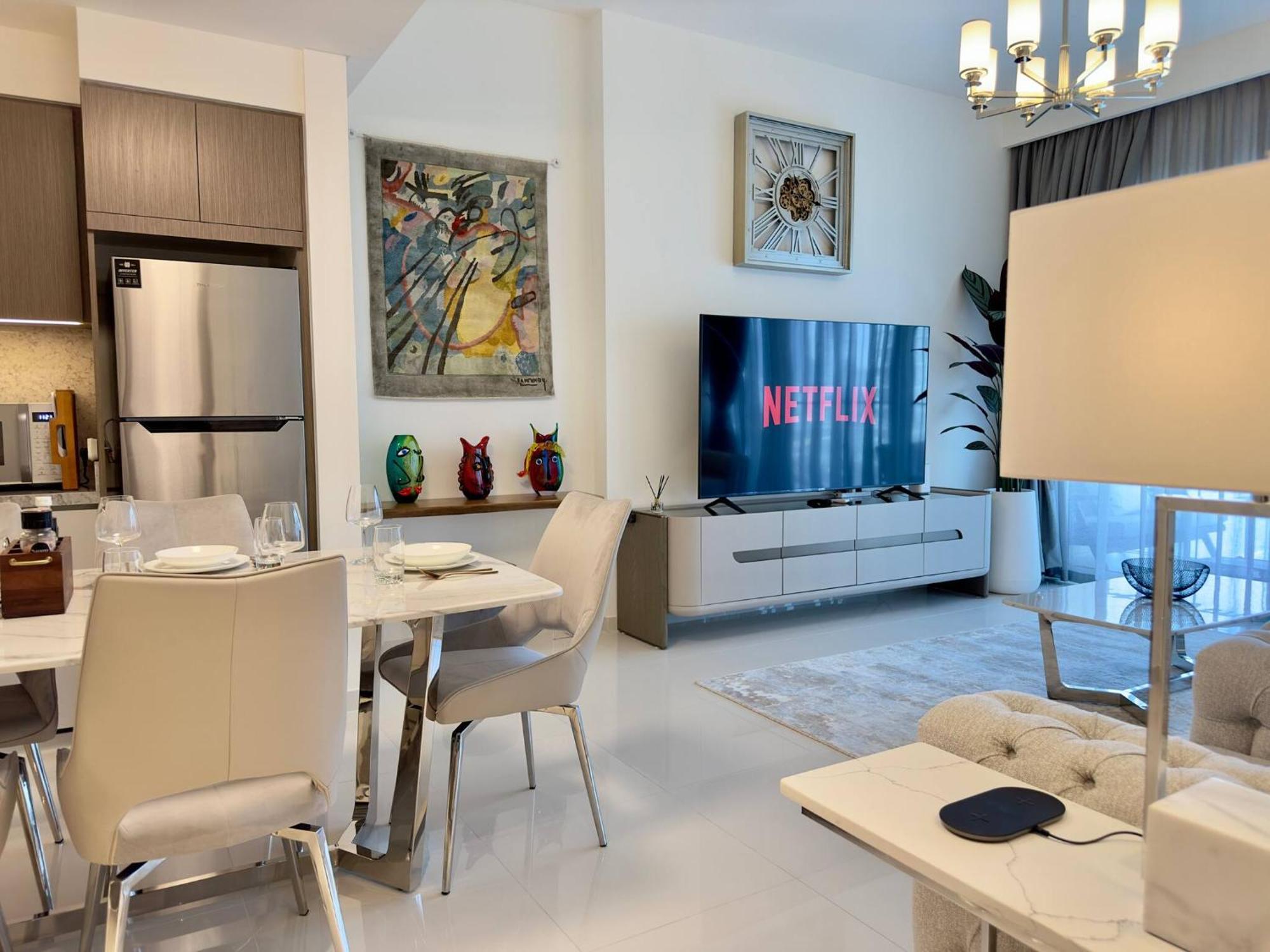Elegant And Stylish 1br, Grand Blue Apartment