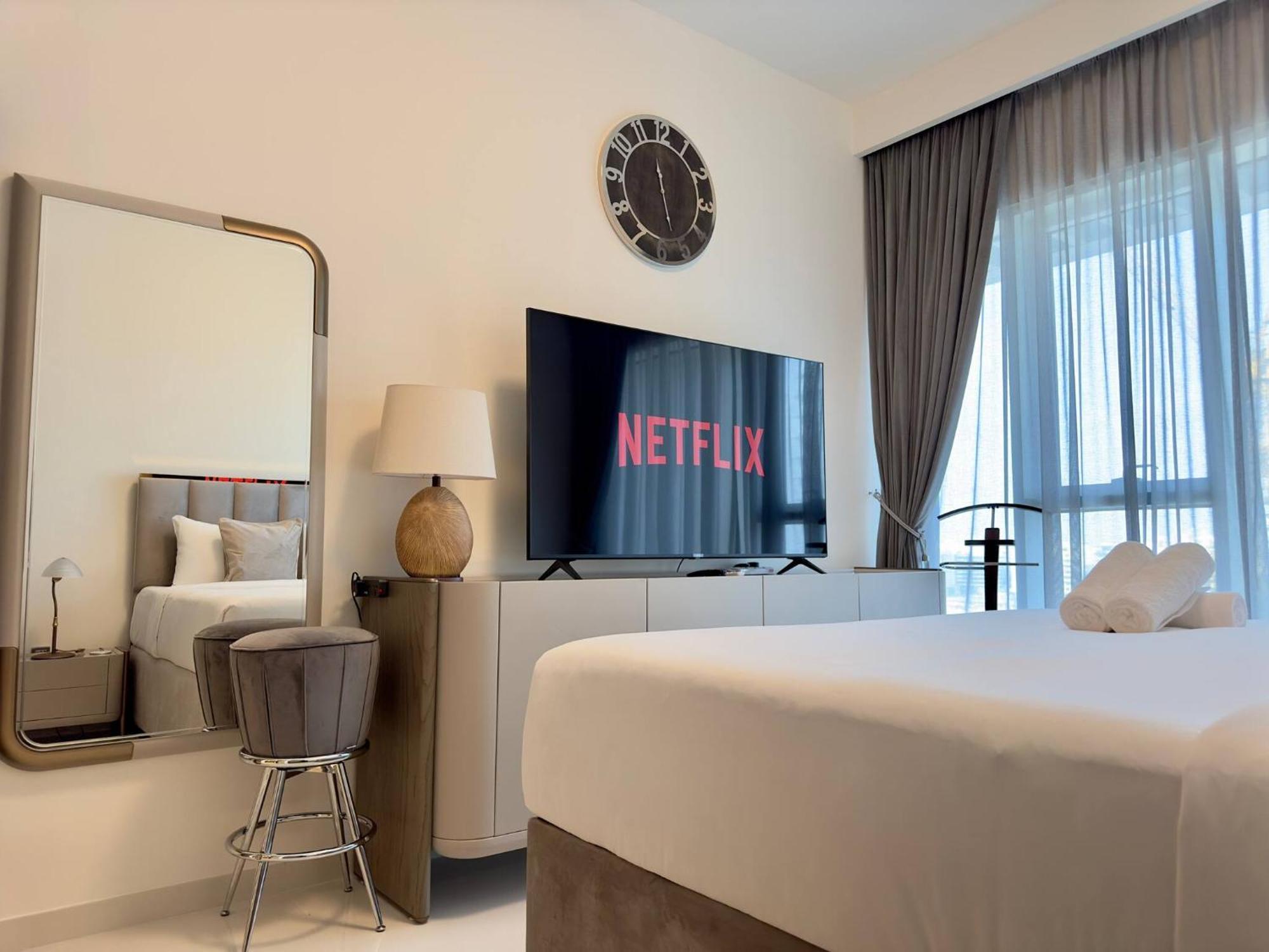 Elegant And Stylish 1br, Grand Blue Apartment